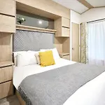 Fir Tree With Hot Tub Tatil Evi