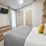 Fir Tree With Hot Tub Tatil Evi York