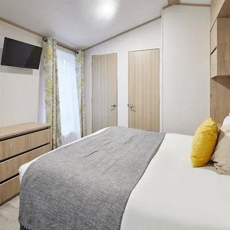 Fir Tree With Hot Tub Tatil Evi York