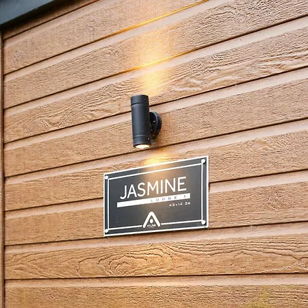 Fir Tree With Hot Tub Tatil Evi *